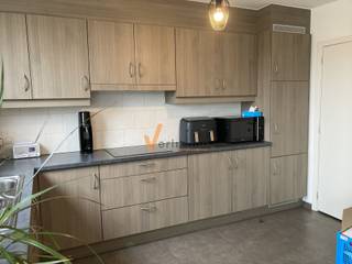 <p><span>Welkom in dit prachtige moderne appartement in Schoten met lift! </span></p><p><span> </span></p><p><span>Dit ruime appartement beschikt over twee slaapkamers. De badkamer is voorzien van bad en douche. </span></p><p><span> </span></p><p><span>De open woonkeuken is het kloppende hart van dit huis. De keuken beschikt over moderne houten kasten met elegante afwerking, praktische werkbladen. De open woonruimte profiteert van uitstekend natuurlijk licht. Grote ramen geven uit op een spectaculair balkon met panoramisch uitzicht over de buurt. </span></p><p><span> </span></p><p><span>Praktisch voordeel: het appartement is voorzien van een private garage, wat parkeren gemakkelijk en veilig maakt. </span></p><p><span> </span></p><p><span>Het interieur heeft grijze tegels, witte tegel afwerkingen en warme hout tinten die samen een verzorgde, moderne uitstraling creëren.</span></p><p><span> </span></p><p><span>Schoten biedt een perfecte ligging met goede verbindingen, winkels in de buurt en groene omgeving. Dit appartement is een geweldige keuze voor wie stijlvol, comfortabel en voordelig wil wonen.</span></p><p><span> </span></p><p><span> </span></p><p><span>- beschikbaar vanaf 1 Dec. 2026</span></p><p><span>- zeer energiezuinige EPC: 118</span></p><p><span>- maandelijkse onkosten: 115€ ( poetsen traphal en ramen voorzijde, minuterie en lift)</span></p><p><span>- garage inclusief</span></p>