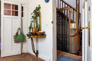 <p>Welkom op de tweede verdieping van een karaktervol gebouw waar slechts vier eigenaars wonen. Hier krijg je geen appartement met een stukje van een verdieping. Nee, de hele verdieping is van jou.</p>
<p>En dan stap je binnen... 215 m² woonplezier, plafonds van maar liefst <strong>3,60 meter hoog,</strong> prachtige <strong>visgraatparketten</strong>, authentieke elementen en een indeling die allesbehalve voorspelbaar is.</p>
<p>Het appartement werd gebouwd rond een centrale lichtkoker, waardoor alle ruimtes op een verrassende manier in elkaar overvloeien. Geen lange, donkere gang die kamers aan elkaar rijgt, maar een vloeiende indeling die telkens weer een nieuw zicht, een andere ruimte of een onverwachte hoek prijsgeeft. Het is speels, logisch en ontzettend charmant. Je wandelt als het ware een rondje door je eigen woning. Praktisch? Absoluut. Origineel? Nog veel meer.</p>
<p>Er zijn vier slaapkamers, waarvan één vandaag als dressing dienst doet, twee badkamers en verschillende leefruimtes die zich moeiteloos aanpassen aan jouw leven. Een gezellige tv-kamer, een bibliotheek, een speelkamer, een thuiskantoor,… Het kan allemaal, zonder dat iemand moet inboeten op zijn eigen plekje</p>
<p>Ook de prachtige keuken is zo'n ruimte waar vanzelf leven ontstaat. Een lange tafel, koffie die net iets te lang duurt, vrienden die blijven hangen... Precies zoals het hoort.</p>
<p>En buiten? Daar ligt één van de leukste buurten van Antwerpen aan je voeten<br />'s Ochtends wandel je naar Butchers Coffee voor je cappuccino, haal je zuurdesembrood bij Boulot, spreek je af op het Krugerplein voor een aperitief bij Bar Leon of sluit je de avond af bij Bar Chapel. Alles ligt op wandelafstand.<br /><br />Ook technisch zit alles goed. Een EPC B, conforme elektriciteit, een vernieuwde gasketel en als extraatje nog een kelderberging.</p>
<p>Er staat nog een prachtige originele lift in het gebouw. Die brengt je vandaag helaas nergens naartoe, behalve misschien even terug in de tijd... Gelukkig doet hij dat met bijzonder veel charme.<br /><br />Troeven:<br />- Volledige privéverdieping<br />- Slechts 4 eigenaars in het gebouw<br />- Authentiek karakter met plafonds van 3,60 m<br />- Prachtige visgraatparketten en originele elementen<br />- Unieke indeling<br />- 4 slaapkamers <br />- 2 badkamers<br />- Prachtige keuken<br />- EPC B<br />- AREI conform<br />- Vernieuwde gasketel<br />- Privatieve kelderberging<br />- Fietsen kunnen veilig in het gebouw geplaatst worden<br />- Gem. kosten ca. €200/maand (incl. water)<br />- Leuke ligging</p>
<p>Hier wandel je mogelijks binnen voor een bezoek... en wandel je terug buiten met verhuisplannen :-)</p>