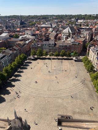 <p><strong>Overname aandelentransactie mogelijk</strong></p><p>Dit unieke opbrengsteigendom in hartje Leuven, gelegen in de Jan Stasstraat, overtreft alle verwachtingen! We bevinden ons op een toplocatie, namelijk in een straat die het Ladeuzeplein met de Bondgenotenlaan verbindt en zich bevindt op wandelafstand van alles wat Leuven te bieden heeft. Dankzij zijn karaktervolle uitstraling vormt dit pand een echte parel in het centrum van Leuven.<br /><br />Deze uitzonderlijke investeringsopportuniteit omvat twee gelijkvloerse handelspanden met oppervlaktes van respectievelijk 164 m² en 131 m². Daarnaast beschikt het gebouw over een studentenresidentie bestaande uit vijf studio's, drie kamers met gedeeld sanitair en twintig kamers met eigen sanitair. Verder is er een ruime gemeenschappelijke keuken en leefruimte voorzien, waar studenten in alle gezelligheid kunnen samenkomen. <br /><br />Dit gebouw geniet van een jaarlijkse huuropbrengt van 316.584,- EURO en genereert zo een netto rendement van 3,9%.<br /><br /><span><strong>Meer informatie of een bezichtiging ter plaatse? Aarzel niet en contacteer Jacky via 0495 53 46 49 of </strong></span><span><strong>jacky@connect-immo.be</strong></span><span><strong> </strong></span><br /><br />EPC label C<br /><br /> </p>