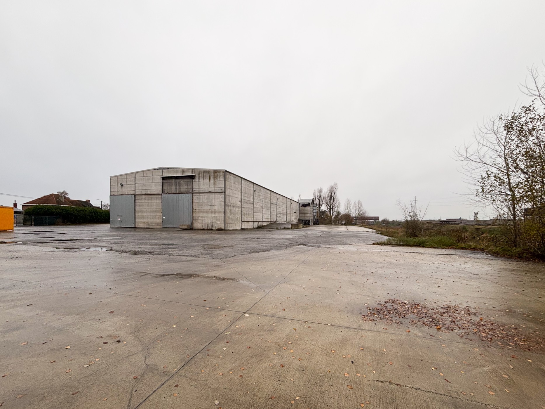 Magazijn (2250m²)  met buitenopslag (7800m²) te huur in Waregem - foto 2