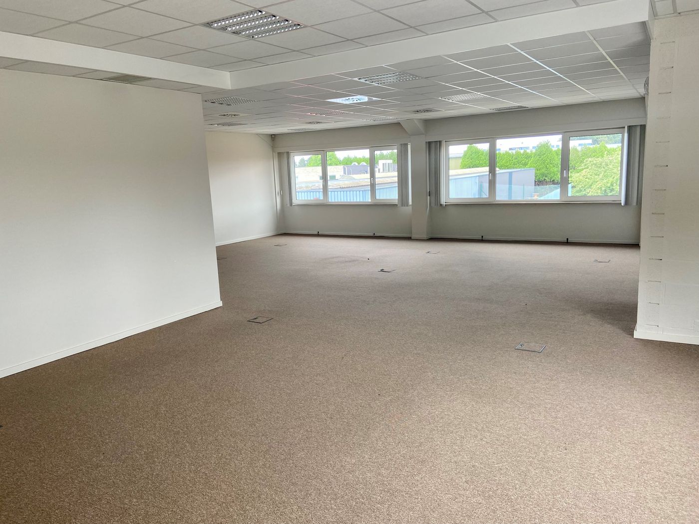910 m² instapklare kantoren vlakbij E40 te huur - photo 3