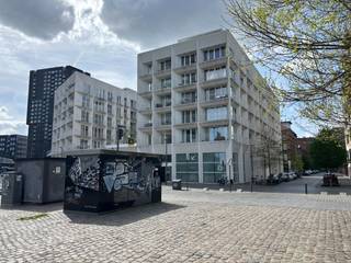 <strong>3 verhuurde ondergrondse parkeerplaatsen</strong> in recente nieuwbouw 'Rigadocks' <strong>naast het nieuwe ZNA ziekenhuis.  </strong> <br />De autostaanplaatsen zijn gelegen in een ruime en vlot toegankelijke parkeergarage.<br /><br /><strong>Bijzonderheden:</strong>
<ul>
	<li>Beveiligde parking met automatische poort.</li>
	<li>Huurprijzen op aanvraag.</li>
	<li>Provisie algemene kosten: € 12,-/mnd.</li>
	<li>Plaatsen kunnen per stuk of samen aangekocht worden.</li>
	<li>Zowel voor eigen gebruik als voor verhuur een prima investering. </li>
</ul>