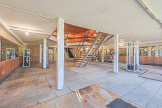 Dit indrukwekkende, te renoveren gelijkvloerse handelspand van <strong>663 m²</strong> biedt u de unieke kans om een zaak volledig naar eigen hand en concept op te bouwen.<br /><br /><strong>Commerciële locatie</strong><br />Het pand ligt op een goede locatie in de Stationsstraat, op wandelafstand van de Markt en het station. U geniet hier van een constante stroom passanten en een uitstekende bereikbaarheid.<br />Bovendien is er ruime publieke parkeergelegenheid vlakbij (o.a. Wijngaardparking).<br /><br /><strong>Grootste troeven</strong>
<ul>
<li><span><strong>Visibiliteit</strong>.</span></li>
<li><span><strong>Flexibele invulling:</strong> Ideaal voor retail, showroom, kantoor, praktijkruimte of studio.</span><br /> </li>
</ul>
<strong>Indeling</strong>
<ul>
<li><span><strong>Gelijkvloers:</strong> Een lange inkomhal met aparte sanitaire voorzieningen (D/H) leidt naar een enorme, polyvalente open ruimte met bar-zone. Perfect moduleerbaar tot onthaal, open werkvloer, vergader- of behandelruimtes en stockageruimte.</span></li>
<li><span><strong>Verdieping:</strong> Ingericht met kleedkamers (D/H), op te frissen of te herbestemmen.</span><br /> </li>
</ul>
<strong>Kort en bondig:</strong> 663 m² oppervlakte | EPC NR: Label X | <em>Bestemming onder voorbehoud van lokale vergunningen.</em>