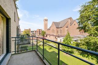 Ruimte, licht en rust op een toplocatie tussen Mortsel en Berchem. Dit instapklare appartement combineert een groene, rustige woonomgeving met een uitstekende bereikbaarheid en alle dagelijkse voorzieningen binnen handbereik.<br /><br />Verscholen in een achterliggende residentiële omgeving geniet u hier elke dag van rust en privacy, terwijl het bruisende stadsleven, winkels, horeca, sportfaciliteiten en openbaar vervoer zich op wandelafstand bevinden.<br /><br />Parkeren is bijzonder comfortabel dankzij de bezoekersparking én de privatieve ondergrondse autostaanplaats. Met de lift bereikt u vlot de tweede verdieping.<br /><br />De lichtrijke leefruimte vormt zonder twijfel het hart van het appartement. Dankzij de grote schuifpui geniet u van een prachtig groen uitzicht en een overvloed aan natuurlijk licht. Het aansluitende terras nodigt uit om in alle rust te ontspannen en volop te genieten van de groene omgeving.<br /><br />De halfopen keuken sluit mooi aan op de leefruimte en is uitgerust met een koelkast, keramische kookplaat, vaatwasser en een dubbele spoelbak. De vele opbergkasten bieden alle praktische comfort, aangevuld met een handige berging naast de keuken.<br /><br />Ook de twee volwaardige slaapkamers kijken uit op het groen, waardoor ze een aangename en rustige plek vormen om volledig tot rust te komen.<br /><br />De volledig betegelde badkamer beschikt over een douche, een wastafel met opbergkasten en voldoende ruimte voor wasmanden. Daarnaast is er een apart gastentoilet.<br /><br />Op de ondergrondse verdieping bevinden zich, vlak bij de lift, de privatieve autostaanplaats.<br /><br />Buitengewone kenmerken:<br /><br />Rustige, groene woonomgeving<br />Achterliggende ligging met veel privacy<br />EPC: A-label<br />Uitstekende bereikbaarheid tussen Mortsel en Berchem<br />Vlotte verbinding naar Antwerpen, de Ring en de Fruithoflaan<br />Winkels, horeca en sportfaciliteiten op wandelafstand<br />Openbaar vervoer vlakbij<br />Ondergrondse privatieve autostaanplaats<br />Lift aanwezig<br />Twee ruime slaapkamers<br />Lichtrijke leefruimte met groen uitzicht<br />Aangenaam terras