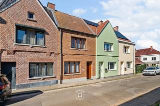 <strong>EERSTE KIJKDAG VRIJDAG 08/05 - Graag een bezoek? Aarzel niet ons te contacteren via stephanie@immodelestre.be.</strong> Op zoek naar een <strong>gezellige, instapklare woning</strong> op een toplocatie? Deze charmante woning bevindt zich op <strong>onderhoudsvriendelijk een perceel van 149 m²,</strong> in het centrum van Ninove, op wandelafstand van het stadspark, winkels, scholen en openbaar vervoer. Bij het betreden van de woning komt u in de inkomhal, die toegang geeft tot de lichtrijke leefruimte met een gezellige zit- en eetplaats en veranda. Aansluitend vindt u de functionele keuken en de badkamer. Achteraan de woning bevindt zich een aangename stadstuin met tuinhuis, ideaal om in alle rust te genieten. <strong>Op de eerste verdieping </strong>zijn er<strong> 2</strong> <strong>volwaardige slaapkamers en een bureel of dressing.</strong> Via een nog te installeren vaste trap bereikt u de zolder (momenteel uitvaltrap), die extra mogelijkheden biedt (berging, hobbyruimte of uitbreiding naar 3e en eventueel 4e slaapkamer). <strong>EPC LABEL D. </strong>Deze woning is perfect voor starters, jonge gezinnen of investeerders die op zoek zijn naar een goed gelegen en direct bewoonbare eigendom. Interesse? Neem snel contact op voor een bezoek via stephanie@immodelestre.be 