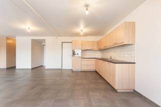 Roeselare-stadskern. Recent en prachtig tweeslaapkamerappartement gelegen op de 2de verdieping. Kleine residentie. Op wandelafstand van alles...