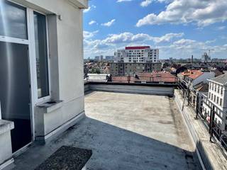 <p><strong>BRUSSEL, Centrum op een steenworp afstand van de Beurs, aangenaam 2-kamerappartement met een prachtig terras met uitzicht over heel Brussel. Het appartement bestaat uit een kleine woonkamer, keuken, 2 slaapkamers, badkamer, apart toilet, kelder. Voorziening voor kosten: € 140 (verwarming, gemeenschappelijke kosten, onderhoud boiler). Centrale verwarming, parketvloer en nieuwe ramen met dubbele beglazing! Onmiddellijk beschikbaar. EPC : F;58kgCO2/(m².jaar). HUURCONTRACT van 1 jaar. HUUR DOOR BEDRIJVEN MOGELIJK.</strong></p>
<p>Op de 7e verdieping links (E7)</p>
<ul>
<li>Woonkamer (parket)</li>
<li>Halfingerichte keuken (meubels, elektrische kookplaat, gootsteen)</li>
<li>2 slaapkamers</li>
<li>Badkamer (bad/douche, wastafel)</li>
<li>Apart toilet</li>
</ul>
<p>Kelder</p>
<p>Voorziening voor kosten: € 140/maand (verwarming, gemeenschappelijke voorzieningen en onderhoud van de verwarmingsketel ...)</p>
<p>Huurcontract voor bedrijven mogelijk</p>