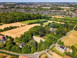 <strong>PRACHTIGE PROJECTGROND (5.792M²)</strong> voor <strong>VILLABOUW</strong> op een uitzonderlijke ligging aan de <strong>KATTEBERG</strong> in Oudenaarde, waar u kan genieten van een <strong>PRACHTIG UITZICHT</strong>. Dit ruime perceel bevindt zich <strong>VOLLEDIG IN HET GROEN</strong> en biedt een unieke kans voor wie op zoek is naar een <strong>EXCLUSIEVE LOCATIE</strong> om zijn <strong>PROJECT</strong> te realiseren. Reeds plan opgemaakt voor potentieel <strong>2 LOTEN VOOR VILLABOUW</strong>, werd reeds afgetoetst met <strong>STAD OUDENAARDE</strong>, maar werd nog niet ingediend. De <strong>LANDELIJKE OMGEVING</strong> garandeert een aangename woonkwaliteit met <strong>MAXIMALE PRIVACY</strong>, terwijl het <strong>BRUISENDE CENTRUM VAN OUDENAARDE</strong>, winkels, scholen, openbaar vervoer en <strong>BELANGRIJKE INVALSWEGEN</strong> zich op korte afstand bevinden.<br /><br /><strong>Adres:</strong> Natendries 1A, 9700 Oudenaarde<br /><br />Geen bouwverplichting; P-score: D, G-score: A; Bestuursmaatregelen in maatregelenregister: neen; Vrij bij akte.