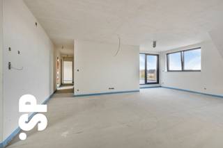 Dakappartement (tweede verdieping) in residentie 'OLMSEBAAN'.<br /><br />Ontdek dit appartement met ruim terras op de tweede verdieping in de nieuwe residentie 'OLMSEBAAN'. De indeling omvat een inkomhal, twee comfortabele slaapkamers - waarvan één met badkamermeubel en toilet, een apart toilet, een moderne badkamer , een ruime en lichtrijke woonkamer met open keuken, en een praktische berging/wasplaats.<br /><br />Het gebouw is uitgerust met een lift en biedt diverse parkeermogelijkheden aan de rechterzijde van het gebouw: autostaanplaatsen, carports en garages zijn apart aan te kopen.<br /><br />De appartementen worden opgetrokken met ecologisch verantwoorde materialen en voldoen aan de BEN-norm (Bijna-EnergieNeutraal) met een E-peil lager dan 30. Hiervoor worden ze uitgerust met milieuvriendelijke technieken.<br /><br />Centraal gelegen op wandelafstand van het centrum, met een vlotte verbinding naar in- en uitvalswegen.<br /><br />Verkoop onder BTW-stelsel, mogelijkheid tot toepassing van het 6% btw-tarief. Een ideale opportuniteit, zowel voor starters als voor investeerders.<br /><br />De afgebeelde beelden en materialen zijn bedoeld ter inspiratie en kunnen afwijken van de definitieve oplevering.<br /><br />Voor meer informatie of een bezoek ter plaatse, kan u contact opnemen met IMMO SP via 014 59 10 20 of mailen naar jill@immosp.be. Benieuwd naar de waarde van uw eigen woning? Vraag vrijblijvend een gratis verkoopanalyse aan – wij helpen u graag verder!