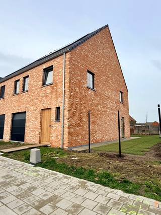 <div>
<div>
<div>
<div>
<div>
<article>
<div>
<div>
<div>
<div>
<div>
<div>
<div>
<div>
<article></article>
<article>
<div>
<div>
<div>
<div>
<div>
<div>
<p><strong>OPENDEURDAG 14/3 & 15/3 van 13u tot 17u</strong></p>
<h3>Prachtig afgewerkte nieuwbouw woning – LOT 2</h3>
<p>Deze woning is met een doordachte, uitzonderlijk ruime indeling en een verfijnde afwerking gebouwd. Dankzij de voorziene warmtepomp en moderne technieken geniet je van maximaal wooncomfort én lage energiekosten.</p>
<p>Bovendien is de woning <strong>volledig afgewerkt</strong>: van hoogwaardige keuken tot aangelegde tuin. <strong>Vanaf het verlijden van de akte kan je meteen verhuizen.</strong></p>
<p></p>
</div>
</div>
</div>
</div>
</div>
</div>
</article>
</div>
</div>
</div>
</div>
</div>
</div>
</div>
</div>
</article>
</div>
</div>
</div>
</div>
</div>