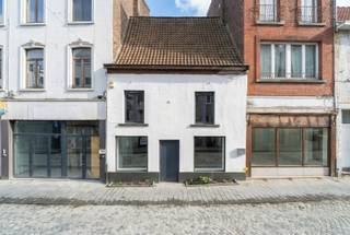 Handelspand ideaal gelegen in de populaire winkelstraat van Halle. Strategische ligging met veel voetgangersverkeer en in de nabijheid van voorzieningen.Het pand is verdeeld over drie verdiepingen en beschikt over twee grote etalages die zorgen voor uitstekende zichtbaarheid.