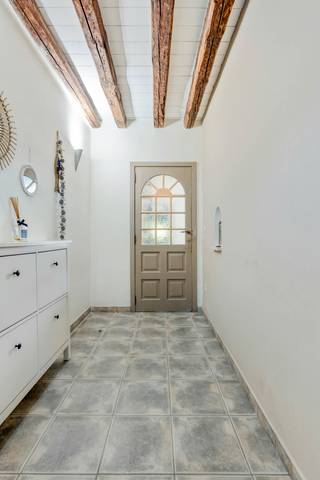 Deze instapklare woning heeft heel wat te bieden en zal u zeker en vast verrassen! De woning die we te koop aanbieden is gelegen in Kapellen, op een gunstige locatie tussen het centrum van Kapellen en Putte. Hierdoor geniet u van een rustige woonomgeving, terwijl winkels, scholen, openbaar vervoer en andere belangrijke voorzieningen vlot bereikbaar zijn.<br /><br />We betreden de woning via de inkomhal, die toegang biedt tot de bijzonder ruime leefruimte. Dankzij de aangename oppervlakte zijn hier verschillende indelingen mogelijk en is er voldoende plaats voor een gezellig zit- en eetgedeelte. Aansluitend bevindt zich de volledig geïnstalleerde keuken.<br /><br />Verder vinden we op de gelijkvloerse verdieping de badkamer, Achteraan de woning kan u genieten van een aangename tuin, ideaal om in alle rust te ontspannen, te genieten van een aperitief of gezellige momenten met familie en vrienden door te brengen.<br /><br />Op de eerste verdieping bevindt zich momenteel één ruime slaapkamer. Daarnaast is er nog de mogelijkheid om een tweede slaapkamer te creëren, waardoor de woning perfect kan meegroeien met uw woonwensen.<br /><br />Diverse: <br />- EPC: 257 kWh/m² jaar ( label C) <br />- conforme EK en asbestveilig<br /><br />Kortom, een instapklare woning met een bijzonder ruime leefruimte, aangename tuin en mogelijkheden op een gunstige ligging in Kapellen. Interesse? Contacteer Dewaele Vastgoed voor meer informatie of een bezoek!<br /><br /><br />Kortom een volledig instapklare woning te koop op centrale ligging in Kapellen! Plan jij graag een afspraak in op de bezoekdag op woensdag 02/09?  Contacteer Dewaele Vastgoed voor een afspraak!<br />kapellen@dewaele.com - 03 666 66 66. <br /><br /><br /><br />De eigendom wordt aangeboden via de Pre-sale formule. Op 02/09/2026 tussen 15:00 en 18:00 kan u het huis op afspraak komen bezichtigen en een bod uitbrengen. De vermelde prijs is een instelprijs. Voor meer info, gelieve contact op te nemen met de dossierverantwoordelijke.<br /><br />Bestuursmaatregelen in het maatregelenregister: nee