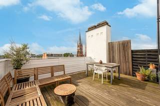 <p><span> </span></p><p><span>Wakker worden boven de stad, genieten van een koffie op je zonnige terras en wonen op een locatie waar alles binnen handbereik ligt? Dit recent gerenoveerde penthouse op de negende verdieping combineert licht, comfort en buitenruimte op een manier die je zelden tegenkomt. Met een groot zuidoostgericht terras, een tweede balkon, een lichtrijke leefruimte en een topligging op de Frankrijklei is dit een unieke kans voor wie centraal én comfortabel wil wonen.</span></p><p><span> </span></p><p><span>Licht, lucht en uitzicht</span></p><p><span>Met de lift bereik je de negende verdieping, waar dit verzorgde appartement meteen indruk maakt door zijn overvloed aan natuurlijk licht. De leefruimte vormt het hart van het appartement en baadt dankzij het schuifraam en de ramen aan twee zijden de hele dag in het zonlicht. De warme plankenvloer loopt mooi door en zorgt voor een gezellige, huiselijke sfeer. Vanuit de woonkamer stap je rechtstreeks het indrukwekkende terras op, waar je geniet van een panoramisch uitzicht over de leien.</span></p><p><span>Aansluitend bevindt zich de open keuken, strak vormgegeven en volledig uitgerust met een oven, microgolfoven, kookplaat, dampkap, vaatwasser, koelkast, diepvries en spoelbak. De gezellige ontbijttoog met krukjes maakt dit een fijne plek om te koken, aperitieven of gasten te ontvangen. Achteraan is bovendien een handige bureauhoek ingericht, met toegang tot het tweede balkon. Ideaal voor wie regelmatig thuiswerkt.</span></p><p><span> </span></p><p><span>Comfortabel wonen</span></p><p><span>De slaapkamer bevindt zich rustig achteraan en biedt plaats voor een dubbel bed en een ruime kleerkast. Dankzij dezelfde warme plankenvloer als in de leefruimte vormt alles één mooi geheel. </span></p><p><span>De badkamer is verzorgd afgewerkt met een donkere tegelvloer en beschikt over een ligbad met douchefunctie, een modern lavabomeubel en een toilet. Het raam zorgt hier voor aangenaam daglicht en natuurlijke verluchting, een absolute meerwaarde.</span></p><p><span> </span></p><p><span>Buitenleven in de stad</span></p><p><span>De absolute blikvanger van dit appartement is zonder twijfel het enorme terras van ongeveer 22 m², perfect georiënteerd op het zuidoosten. Hier organiseer je een etentje met vrienden of ontspan je gewoon met zicht op de skyline van Antwerpen. Daarnaast beschikt het appartement nog over een tweede balkon, wat zorgt voor extra buitenruimte en een fijne connectie met de bureauhoek.</span></p><p><span> </span></p><p><span>Wonen op een toplocatie</span></p><p><span>De Frankrijklei behoort tot de meest gegeerde locaties van Antwerpen. Je woont hier pal in het centrum, met het Stadspark op wandelafstand en alle winkels, restaurants, cafés en culturele hotspots binnen handbereik. Openbaar vervoer stopt voor de deur en dankzij de nabijheid van belangrijke invalswegen ben je ook met de wagen snel onderweg. Een locatie waar werkelijk alles samenkomt: groen, stadsleven, bereikbaarheid en comfort.</span></p><p><span> </span></p><p><span> </span></p>