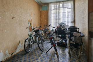 Zeer ruime woning met investeringspotentieel!Deze meergezinswoning met meerdere verdiepingen biedt tal van mogelijkheden voor grote gezinnen,...