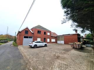 Woonhuis met grote loods, serre bijgebouwen en weiland gelegen in een zeer rustige doodlopende straat op een totaal perceel van 1,9...