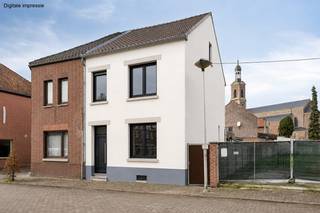 <blockquote>
<p><u><strong>Ruime, op te frissen gezinswoning met 4 slaapkamers en knusse tuin in het gezellige Vlijtingen, Riemst</strong></u><br /><br />Ben je op zoek naar een ruime woning met karakter, een fijne ligging én vooral heel wat mogelijkheden om er helemaal je eigen thuis van te maken?<br />Dan is deze charmante halfopen bebouwing in het gezellige Vlijtingen absoluut het ontdekken waard.<br /><br />De woning vraagt nog om renovatie en modernisering, maar net daarin schuilt haar grootste troef: je krijgt hier de ruimte en vrijheid om alles stap voor stap af te werken volgens je eigen smaak, wensen en budget.<br /><br /><strong>Rustig wonen, vlak bij alles</strong><br /><br />De woning ligt in het hart van Vlijtingen, een aangenaam dorp binnen de gemeente Riemst waar rust, gezelligheid en een warm dorpsgevoel samenkomen.<br /><br />Winkels, scholen en belangrijke verbindingswegen bevinden zich op korte afstand. Ook de Nederlandse grens en het bruisende Maastricht zijn vlot bereikbaar. Voor gezinnen is de speeltuin vlak om de hoek bovendien een fijne extra troef.<br /><br /><strong>Een karaktervolle woning klaar voor een nieuw hoofdstuk</strong><br /><br />Bij het binnenkomen vallen meteen de hoge plafonds en het aangename ruimtegevoel op. De woning beschikt over een charmante, authentieke basis en biedt tal van mogelijkheden voor wie graag zelf de handen uit de mouwen steekt of een woning volledig naar eigen smaak wil renoveren.<br /><br />Denk aan een eigentijdse keuken, een nieuwe badkamer, frisse afwerkingen en een interieur dat helemaal bij jou past. Geen kant-en-klare standaardwoning, maar een huis waarin je je eigen keuzes kunt maken en echt iets persoonlijks kunt creëren.<br /><br />Bovendien geldt er dankzij het EPC-label D geen renovatieverplichting, waardoor je de werken op je eigen tempo kunt plannen.<br /><br /><strong>Verrassend ruim ingedeeld</strong><br /><br />Op het gelijkvloers kom je binnen via de ruime inkomhal met vaste trap naar de eerste verdieping.<br /><br />De lichtrijke woonkamer sluit aan op de keuken en eetruimte. Samen vormen ze een royale leefzone met voldoende plaats om gezellig te tafelen, te ontspannen en tijd door te brengen met familie en vrienden.<br /><br />Achter de keuken bevindt zich de badkamer, die nog volledig dient te worden ingericht. Een mooie kans om deze ruimte meteen praktisch en eigentijds vorm te geven.<br /><br />Op de eerste verdieping bevinden zich drie volwaardige slaapkamers. De tweede verdieping werd ingericht als vierde slaapkamer, maar kan uiteraard ook dienstdoen als bureau, hobbyruimte, speelkamer of logeerkamer.<br /><br />Daarnaast is de woning gedeeltelijk onderkelderd, wat zorgt voor handige extra opslagruimte.<br /><br /><strong>Een knusse tuin om van te genieten</strong><br /><br />Ook buiten is het aangenaam vertoeven. De knusse tuin vormt een fijne plek om te ontspannen, te barbecueën of van de zon te genieten, zonder dat je uren aan tuinonderhoud kwijt bent.<br /><br />De ruime tuinberging biedt bovendien voldoende plaats voor fietsen, tuinmateriaal en andere spullen.<br /><br /><strong>Waarom je deze woning niet mag missen</strong><br /><br />+ Vier slaapkamers<br />+ Lichtrijke en ruime leefruimtes<br />+ Hoge plafonds en een karaktervolle uitstraling<br />+ Gezellige tuin met ruime tuinberging<br />+ Geen renovatieverplichting (EPC-label D: 307 kWh/m² per jaar)<br />+ Parkeergelegenheid voor de deur<br />+ Speeltuin vlak om de hoek<br />+ Veel mogelijkheden om de woning naar eigen smaak in te richten<br /><br />Kortom: een betaalbare en verrassend ruime woning voor wie niet op zoek is naar een afgewerkt huis, maar naar een plek met karakter en potentieel die je helemaal naar je eigen hand kunt zetten.<br /><br />Ideaal voor starters, jonge gezinnen of handige renovatieliefhebbers die dromen van een woning die écht van hen wordt.<br /><br />Kom zelf de ruimte en mogelijkheden ontdekken tijdens een bezoek en contacteer ons via 089 23 44 22 of info@immoverslegers.be.<br /><br /><strong>Nieuwsgierig naar 'Mheer'? :)</strong><br />Klik op ‘Virtuele tour’ en bekijk de video van de woning. <br />Zo krijg je meteen een beter gevoel bij de ruimtes, indeling en mogelijkheden van deze te renoveren gezinswoning!<br />( https://youtube.com/shorts/t1gFZ3VIyxg )</p>
</blockquote>