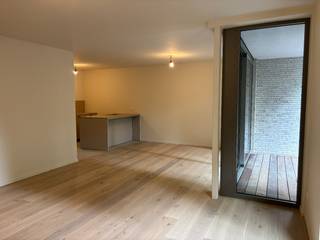 In de gegeerde wijk Kristus-Koning, op een steenworp van het centrum van Brugge, bevindt zich dit ruime en energiezuinige nieuwbouwappartement. Dankzij de gunstige ligging bevinden winkels, openbaar vervoer en andere dagelijkse voorzieningen zich in de onmiddellijke omgeving.<br /><br />Het appartement omvat een ruime en lichtrijke leefruimte met een open, volledig ingerichte keuken. Daarnaast beschikt het over een praktische berging, een apart toilet, een badkamer met inloopdouche en twee volwaardige slaapkamers. Vanuit de leefruimte heeft u toegang tot een aangenaam en ruim terras waar het heerlijk vertoeven is.<br /><br />Bij het appartement hoort een autostaanplaats (stpl23) die bereikbaar is via een autolift. Daarnaast is er een fietsberging voorzien.<br /><br />Het appartement wordt volledig geschilderd en uitgerust met lichtarmaturen en gordijnrails, waardoor het volledig instapklaar wordt opgeleverd.<br /><br />Dit comfortabele nieuwbouwappartement combineert een kwalitatieve afwerking met een uitstekende ligging en biedt alle hedendaagse wooncomfort. Interesse? Plan eenvoudig uw bezoek online: www.delbecque.immo.<br /><br />EPB: in opmaak. Gemeenschappelijke kosten: € 85/maand.