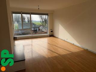 Trendy appartement met 2 slaapkamers gelegen aan het einde van een doodlopende straat.Indeling: inkomhal, zeer lichtrijke leefruimte met salon en...