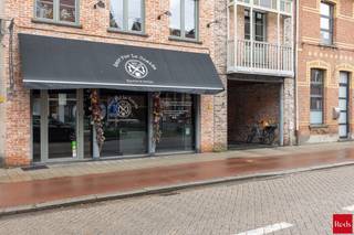 <span><span><strong>Handelsruimte met winkel en werkplaats in het centrum van Lint</strong></span><br /><br />We vinden dit recente handelsgelijkvloers (115m²) op een commercieel gegeerde locatie in het centrum van Lint, vlak aan het rondpunt waar de verbindingswegen van de nabijgelegen dorpen samenkomen. <br /><br />Het pand bevindt zich onderaan een karaktervol appartementsgebouw van 2008. U geniet zowel op het Kerkplein als het Oudstrijdersplein van voldoende gratis parkeergelegenheid, wat een enorme toegevoegde waarde is voor passerende klanten. </span><br /><br /><span>Indeling: handelsruimte met winkel, koude werkplaats, technische ruimte, stockage, toilet, terras. Momenteel is de zaak ingericht als slagerij/delicatessenzaak.<br /><br />Het handelsfonds valt over te nemen, meer info kan u verkrijgen op aanvraag.</span><br /><br /><span>Algemeen:</span><br /><span>- commerciële topligging</span><br /><span>- voldoende parkeergelegenheid </span><br /><span>- aparte ingang achteraan</span><br /><span>- elektriciteit conform</span><br /><span>- EPC-label B<br /><br />Voor meer info of een bezoek, neem contact op met Jakob, 0483 48 82 49 of Jakob@reds.be.<br /></span>