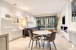 Te koop: modern 2-slaapkamerappartement met wellness-allure in Antwerpen<br /><br />In het centrum van Antwerpen vind je dit stijlvolle en instapklare appartement. Je wordt verwelkomd in een praktische inkomhal, voorzien van een apart gastentoilet en een handige berging, extra ingemaakte kasten met aansluiting voor wasmachine/ droogkast.<br /><br />De ruime leefruimte baadt in natuurlijk licht en is smaakvol afgewerkt met inbouwspots, een stijlvolle cine-wall met tv-aansluiting en een dubbele haard die voor extra sfeer en gezelligheid zorgt. Decoratieve wandplanken geven het geheel een warme, eigentijdse uitstraling. Aansluitend bevindt zich de open keuken, volledig uitgerust met stoom- en combioven, microgolf, vaatwasser, koelkast/ diepvriezer, spoelbak en een duurzaam stenen werkblad. <br /><br />Verder beschikt het appartement over twee slaapkamers, beide gelegen aan de achterzijde van het gebouw, wat gegarandeerde rust biedt. De ruime master bedroom is voorzien van ingemaakte kasten en een ensuite badkamer met uitgesproken wellness-vibes: een dubbele wastafel, dubbele inloopdouche en een royaal verwarmd bubbelbad voor twee personen creëren hier een echte spa-ervaring in eigen huis. <br /><br />De tweede slaapkamer beschikt eveneens over een eigen douche en wastafel, wat het ideaal maakt voor co-housing. Aansluitend is er bovendien een terras waar u in alle rust kan genieten van de buitenlucht. In de kelder is er tevens een praktische bergruimte aanwezig. Verder geniet u van een energiezuinig EPC met lage B-score, zijn de dakwerken reeds uitgevoerd in 2022, is er een lift aanwezig in het gebouw en beschikt de VME over een gezonde financiële toestand. <br /><br />Pas nadat u binnen volledig overtuigd bent van de ruimte, het comfort en de afwerking, ontdekt u de extra troef van deze eigendom: de ligging. Benieuwd? Voor meer info: info@immobern.be/ 0493 73 96 72! Tot snel!