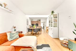 RECENT GEBOUWDE BEN-WONING nabij het centrum van Gent. Deze ENERGIEZUINIGE woning beschikt over 3 volwaardige slaapkamers, 2 badkamers, 2 bergingen en een extra bureauruimte. Het gelijkvloers omvat een inkomhal, gastentoilet, 2 bergingen en een gezellige leefruimte met open keuken en kookeiland, uitgevend op een ruime, zonnige tuin met weinig inkijk. Op de eerste verdieping bevindt zich een eerste slaapkamer, een bureau, een badkamer en een apart toilet. De tweede verdieping telt nog 2 slaapkamers en een tweede badkamer.<br />Extra troef: ondergrondse garage met privéberging inbegrepen. Ideale gezinswoning op toplocatie met maximaal comfort en minimale energiekosten.<br />Meer info op plan je bezoek: WWW.IMMOBEGUIN.BE of info@immobeguin.be