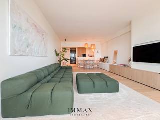 Dit hoogwaardig afgewerkte appartement verwelkomt u via een inkomhal met vestiaire en gastentoilet. De volledig ingerichte keuken met kookeiland – uitgerust met kwalitatieve Miele-toestellen en een Quooker-kraan – vormt het centrale hart van de leefruimte. Aansluitend bevindt zich de lichtrijke woonkamer met eetplaats, waar grote raampartijen zorgen voor een adembenemend zicht op zee.<br /><br />De ruime master bedroom is voorzien van een ensuite badkamer met ligbad, douche en dubbele lavabo. De tweede volwaardige slaapkamer beschikt eveneens over een eigen douchekamer en geeft, net als de master, toegang tot het aangename zuidgerichte terras. Ook de derde slaapkamer heeft een privatieve douchekamer. Alle slaapkamers zijn uitgerust met ingemaakte kasten. Bovendien is het appartement volledig voorzien van airconditioning.<br /><br />Daarnaast beschikt het appartement over een praktische berging met aansluiting voor wasmachine en droogkast.<br />Inclusief een private kelderberging op het gelijkvloers. Mogelijkheid tot het huren van een garagebox in de onmiddellijke omgeving.<br /><br />Stedenbouwkundig uittreksel in aanvraag.<br /><br />Aarzel niet om ons te contacteren voor meer info: tel. : 050 62 44 14 of via knokke@immax.be