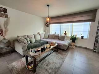 Maak uw bezoek aan ons nog eenvoudiger! Vul alstublieft vooraf de huurdersfiche in en stuur deze naar verhuur@vastgoeddemeyer.be. Wij nemen daarna contact met u op om een afspraak ter plaatse te plannen. U kunt de fiche vinden onder de downloads. Alvast bedankt!<br /><br />Gezellige dorpswoning gelegen in het centrum van Aarsele. Ideaal gelegen, rustig, dichtbij winkels, school en het openbaar vervoer. Deze woning is instapklaar (Bouwjaar: 2010) en voorzien van alle comfort. Deze woning is beschikbaar vanaf 01/02/2026.<br /><br />U komt binnen in de inkomhal. Deze biedt toegang tot enerzijds het gastentoilet en anderzijds de ruime leefruimte met plaats voor een zithoek en een eethoek. Aansluitend is de keuken. Deze is voorzien van een spoelbak, keramische kookplaat, dampkap en oven. Via de keuken komt men terecht in de berging alsook in de garage. <br /><br />Het verdiep telt een nachthal, drie slaapkamers (twee ruime en één kleinere) en de badkamer. De badkamer is voorzien van een ligbad met douche aansluiting - lavabo en een toilet. Tot slot is er ook een zolder aanwezig.<br />Kortom perfect instapklare woning te huur. <br /><br />PLUSPUNTEN:<br />* ENERGIEZUINIG<br />* GESCHILDERD<br />* RUIME GEZELLIGE TUIN <br />* GARAGE <br />* VERLICHTINGSARMATUREN BLIJVEN HANGEN<br />* GORDIJNEN ZIJN OOK AANWEZIG