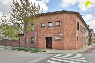 <p><span>Vlakbij het centrum van Wilrijk, op 300 m van de Bist, bieden wij u deze uiterst ruime en veelzijdige woning (277m²) aan met 4 ruime slaapkamers en een aparte polyvalente ruimte van 46 m² op het gelijkvloers!</span></p><p><span>Dankzij de zeer centrale ligging zijn winkels, openbaar vervoer, scholen, verbindingswegen,... op wandelafstand te bereiken.</span></p><p><span> </span></p><p><span>Het zeer solide gebouw werd opgericht in 1982 en is doorheen de jaren perfect onderhouden door de eerste eigenaars. Bovendien werden er in 2019 waardevolle renovaties gedaan waaronder een nieuwe open keuken, keramisch parketvloer in de leefruimte/keuken, een nieuw dak en een condensatieketel voor de verwarming.</span></p><p><span> </span></p><p><span>Indeling:</span></p><p><span>We betreden de woning in de inkomhal met technische berging, vestiairekast en 2 aparte gastentoiletten. Rechts vinden we de polyvalente ruimte (46 m²) die diverse doelen kan dienen. Als eerdere kine-praktijk leent dit zich o.a. tot uitoefening van een beroep, maar ook een inrichting als studio of atelier behoort tot de mogelijkheden. Dankzij de kruipkelder kunnen er eenvoudig leidingen voor nieuwe aansluitingen en herindeling worden voorzien.</span></p><p><span>Aan de achterzijde van de woning bevindt zich de lichte leefruimte met houtkachel op mooie keramische parketvloer. </span></p><p><span>De vernieuwde open maatkeuken met werkeiland is voorzien van een oven + microgolf/stoom-combi, koel-vrieskast, vaatwasser, Novy dampkap en composieten werkblad.</span></p><p><span>Via het schuifraam bereik je de aangename tuin die achteraan toegang geeft tot de garage (30 m²) met automatische sectionaalpoort.</span></p><p><span>Op de eerste verdieping zijn er 4 grote slaapkamers (15, 16, 17 en 19 m²), een royale badkamer (14 m²) én een aparte wasruimte/berging (12 m²).</span></p><p><span> </span></p><p><span>Graag som ik voor u nog even de troeven op van deze ruime woning in het centrum van Wilrijk:</span></p><ul><li><span>Centrale locatie te Wilrijk op wandelafstand van winkels, scholen, verbindingswegen, openbaar vervoer, ...</span></li><li><span>4 volwaardige slaapkamers + veelzijdige ruimte op gelijkvloers</span></li><li><span>Aangename tuin met doorgang naar de achterliggende garage</span></li><li><span>Zeer goed onderhouden woning en al belangrijke investeringen gebeurd</span></li></ul><p><span> </span></p><p><span>EPC: 266 kWh/m² - label C</span></p><p><span>Waterinfo: P-score A - G-score A</span></p><p><span> </span></p><p><span>Voor een bezoek ter plaatse kan u ons contacteren op het nummer 03 449 42 41 of mail ons via hallo@habicom.be</span></p><p><span>Benieuwd naar de waarde van jouw woning?  Check het gratis op www.watismijnhuiswaard.be</span></p><p><span> </span></p>