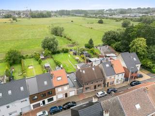 <p>[[ DIT PAND NEEMT DEEL AAN DE ERA OPEN HUIZEN DAG OP 13/6 VAN 14:30 TOT 15:30 ]]</p>

<p>Te koop: Ruime woning met garage in de Meerstraat, Liedekerke, gelegen in een rustige residentiële omgeving met een grote tuin en zicht op over de groene velden.</p>

<p> </p>

<p><span>De locatie is een absolute troef! Op enkele minuten wandelen van het centrum en station van Liedekerke, op fietsafstand van station Denderleeuw én nabij oprit E40 Affligem maar toch gelegen in een rustige straat met prachtig groen verzicht.</span></p>

<p>Deze woning met 6 slaapkamers, 2 badkamers en 2 leefruimtes is ideaal voor een combinatie wonen-werken, zorgwoning of voor grote gezinnen!</p>

<p> </p>

<p>Enkele troeven:</p>

<ul><li>De woning onderging in 2020 een grondige renovatie (dak, leidingen, isolatie,...)</li><li>Grote garage met plaats voor 2 wagens</li><li>EK conform</li><li>Geen renovatieverplichting</li></ul>

<p> </p>

<p> </p>

<p>Interesse! Contacteer ons vandaag nog contact op voor een bezoek!</p>

<p> </p>

<p>JOUW DROOMHUIS. ZO GEVONDEN!</p>