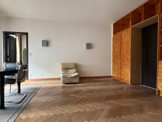 Ontdek dit charmante gemeubelde appartement met vintage karakter op de 3de verdieping van een kleinschalig gebouw, gelegen in het commerciële hart...