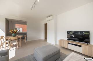 <p>Dit instapklare gelijkvloers appartement werd rond 2025 volledig gerenoveerd en bevindt zich op een uitstekende, centrale locatie in Schoten, vlakbij winkels, openbaar vervoer en belangrijke invalswegen.<br />Via de inkomhal betreedt u de lichtrijke leefruimte met open keuken. De moderne keuken is volledig uitgerust met alle noodzakelijke toestellen en biedt alle comfort voor dagelijks gebruik.<br />De leefruimte geniet bovendien van extra comfort dankzij de aanwezige rolluiken en airconditioning.<br />De prachtige badkamer is ingericht met een ruime inloopdouche en een modern lavabomeubel. Verder is er een apart gastentoilet aanwezig op de gang.<br />Het appartement beschikt over twee volwaardige slaapkamers, beide met directe toegang tot de privatieve achtertuin. Achteraan bevindt zich tevens een garage, die momenteel wordt benut als praktische opbergruimte.</p><p>Belangrijke elementen:<br />EPC: label C<br />Elektriciteit volledig vernieuwd!<br />Asbest: <br />Lage gemeenschappelijke kosten</p>