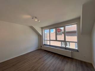Dit gezellige appartement met één slaapkamer, gelegen op de vierde verdieping van een kleinschalig gebouw, biedt een ideale combinatie van comfort...