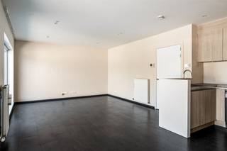 <p><span>Dit stijlvolle appartement uit 2012 combineert een moderne afwerking met een uitstekende energiescore en een centrale ligging in het bruisende centrum van Bonheiden.</span></p><p><span>Via de inkomhal met gastentoilet betreedt u de ruime en lichtrijke leefruimte, waar de grote raampartijen zorgen voor een aangename, natuurlijke lichtinval. De open, volledig geïnstalleerde keuken sluit naadloos aan op de woonkamer. Vanuit de leefruimte heeft u directe toegang tot het ruime zonneterras, een ideale plek om in alle rust te genieten.</span></p><p><span>Verder beschikt het appartement over een praktische wasplaats/berging, een moderne badkamer met comfortabele inloopdouche en twee volwaardige slaapkamers, beide voorzien van maatwerkkasten.</span></p><p><span>Extra troeven zijn de privatieve kelderberging en de overdekte autostaanplaats, die inbegrepen zijn in de verkoop.</span></p><p><span>Dankzij de centrale ligging bevindt u zich op wandelafstand van winkels, horeca, openbaar vervoer en alle dagelijkse voorzieningen. </span></p><p><span>Bovendien geniet u van een vlotte verbinding naar Mechelen, de E19 en andere belangrijke invalswegen.</span></p>