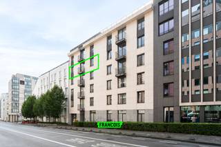 Op een steenworp afstand van het Europees Kwartier in Elsene ontdekt u dit prachtige moderne appartement gelegen op de 4e verdieping van een ideaal gepositioneerde residentie. Dankzij de gunstige ligging geniet het van een uitstekende bereikbaarheid door de onmiddellijke nabijheid van het openbaar vervoer en alle dagelijkse voorzieningen.<br /><br />Met een oppervlakte van meer dan 140 m² overtuigt deze woning door zijn royale volumes en veel lichtinval. Het bestaat uit een ruime, gezellige leefruimte die een aangename leefomgeving biedt. Deze gaat over in een volledig uitgeruste open keuken, aangevuld met een praktische berging/wasruimte. De leefruimte geeft tevens toegang tot een groot terras op het zuidoosten, ideaal om van mooie dagen te genieten. Het appartement is bovendien voorzien van overal dubbele beglazing, wat zorgt voor uitstekend thermisch en akoestisch comfort.<br /><br />De slaapvleugel wordt ontsloten via een prachtige en ruime inkomhal die een echte gevoel van ruimte geeft. Ze omvat drie grote slaapkamers en twee badkamers, en biedt alle comfort dat nodig is voor een gezin of voor liefhebbers van grote volumes.<br /><br />Een karaktervolle woning die comfort, ruimte en een strategische ligging combineert in een van de meest gegeerde gemeenten van Brussel.<br /><br />