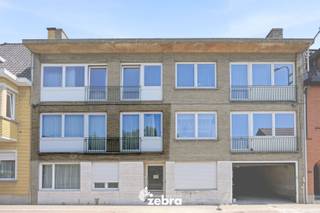 Dit verzorgde appartement op de eerste verdieping bevindt zich in het bruisende centrum van Tielt en biedt alle comfort voor wie centraal wil wonen.<br /><br />Bij het binnenkomen komt u in de inkomhal met gastentoilet. Van hieruit bereikt u de lichtrijke leefruimte, de recent vernieuwde en volledig ingerichte keuken, een praktische berging, twee volwaardige slaapkamers en een badkamer met douche.<br /><br />Het appartement werd recent opgefrist. Daarnaast werd ook de cv-ketel vernieuwd, wat zorgt voor een energiezuinige en betrouwbare verwarming.<br /><br />Een extra troef is de privatieve kelder, ideaal als bijkomende bergruimte. Bovendien is er een privatieve garagebox beschikbaar, aan te kopen voor € 25.000.<br /><br />Dankzij de praktische indeling, de kwalitatieve afwerking en de uitstekende ligging is dit appartement volledig instapklaar.<br /><br /><strong>Ook wild geworden van deze thuis?<br />Twijfel dan niet langer en leg vandaag nog uw bezoek vast!</strong>
