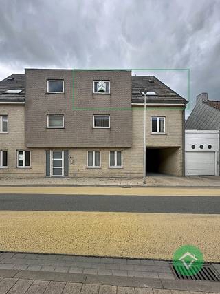 Op zoek naar een geïnstalleerd en lichtrijk appartement op een vlotte ligging? Dan is dit instapklare appartement, met verzichten, in Gistel precies wat u zoekt.<br /><br />Toegankelijk via een lift. <br /><br />Het appartement omvat een inkomhal, lichtrijke woonkamer, open en volledig geïnstalleerde keuken, praktische berging en een terras met zonnewering. Verder beschikt het over een nachthal, apart toilet, ruime badkamer en twee volwaardige slaapkamers.<br /><br />Troeven?<br />✔ Geen syndicus (lage kosten) (op termijn kan dit mogelijks veranderen)<br />✔ Kleinschalige residentie<br />✔ Energiezuinig - label B<br />✔ Asbestveilig<br />✔ Mogelijkheid tot aankopen garage €20.000,00<br />✔ Volledig geschilderd en instapklaar<br />✔ Gunstige ligging nabij centrum en verbindingswegen<br /><br />Ideaal als eerste woonst, investering of voor wie comfortabel wil wonen.<br /><br />Wenst u een bezoek ter plaatse? Contacteer ons en plan uw bezoek in.