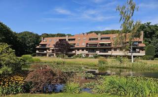 <p><span>Luxe villa appartement gelegen in afgesloten domein van 4,4ha.</span></p><p><span> </span></p><p><span>Ruim luxe appartement gelegen op een topligging, het parkdomein “De List” in Schoten. </span></p><p><span>Goede verbinding met uitvalswegen E19. </span></p><p><span> </span></p><p><span>De indeling:</span></p><p><span>Inkomhal met vestiaire kast, berging, apart toilet en wasplaats/berging (mogelijkheid om 2de badkamer te installeren).</span></p><p><span>Ruime living met aansluitend een terras met zicht op het parkdomein, volledig ingerichte keuken (uitgerust met kwaliteitsvolle toestellen: oven, microgolfoven, kookplaat en dampkap, Amerikaans koelkast en diepvries),</span></p><p><span>Een eerste slaapkamer met inloop dressing en toegang tot de badkamer (met ligbad, dubbele lavabo en toilet) en een tweede slaapkamer met toegang tot de sauna.</span></p><p><span>Domein zeer goed onderhouden door inwonende conciërge. </span></p><p><span>Mogelijkheid tot aankoop ondergrondse autostaanplaats.</span></p><p><span> </span></p><p><span>Pluspunten:</span></p><p><span>- Prachtig en zeer rustig gelegen appartement op toplocatie</span></p><p><span>- EPC score (label A)</span></p><p><span>- Elektriciteit is conform</span></p><p><span>- Buitenparkings voor bezoekers</span></p>