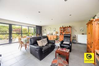 <p><span>Maison double avec beaucoup de potentiel à vendre à Kontich</span></p><p><span>dans une rue calme, à distance de marche du centre de Boom, nous vous proposons cette maison double polyvalente. La propriété se compose de deux unités résidentielles distinctes avec des numéros de maison séparés : Gasstraat 14 et Gasstraat 12A. Une opportunité unique pour ceux qui recherchent une maison kangourou, un investissement avec un potentiel locatif, ou une combinaison de vie et de travail. Ou vous êtes à la recherche d'une maison spacieuse ?</span></p><h3><span>Rue du Gaz 14</span></h3><p><span>Cette propriété dispose d'un espace de vie spacieux et lumineux, d'une cuisine séparée, d'une salle de bains et de deux chambres de taille normale. À l'extérieur, il y a une cour accueillante, idéale pour profiter du plein air. Il y a également une cave, idéale comme espace de stockage supplémentaire.</span></p><p><span>Techniquement, la propriété est en bon état :</span></p><ul><li><span>Double vitrage intégral avec fenêtres en PVC</span></li><li><span>Chauffage au gaz naturel</span></li><li><span>Label EPC C, indiquant une bonne performance énergétique</span></li></ul><h3><span>Rue du gaz 12A</span></h3><p><span>Cette unité résidentielle a une construction et une disposition différentes qui rendent le bien encore plus intéressant :</span></p><ul><li><span>Rez-de-chaussée : un garage très spacieux, idéal pour les voitures, le stockage ou comme espace de travail</span></li><li><span>Premier étage : espace de vie, cuisine équipée et salle de bains</span></li><li><span>Grenier : aménagé en chambre à coucher avec beaucoup de lumière naturelle</span></li></ul><p><span> </span></p><p><span>Cette propriété est également équipée de double vitrage à l'exception d'une fenêtre Velux en bois dans le grenier. Il bénéficie d'un label EPC D, ce qui constitue une base solide avec un potentiel d'amélioration.</span></p><h3><span>Avantages de ce bien :</span></h3><ul><li><span>Deux unités résidentielles séparées avec leur propre numéro de maison et leur propre agencement</span></li><li><span>Idéal pour la vie de kangourou, la double occupation, l'espace de pratique ou comme investissement</span></li><li><span>Situation centrale dans une rue calme de Boom, à proximité des magasins, des écoles et des transports publics</span></li><li><span>Fenêtres à double vitrage dans les deux propriétés (à l'exception d'une fenêtre Velux)</span></li></ul><p><span> </span></p>