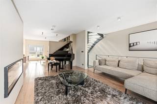 <p><span>Op zoek naar een moderne architecturale woning met EPC A label en een uniek loft-gevoel in Kruibeke? Maak dan snel een afspraak.</span></p><p><span> </span></p><p><span>Deze eigentijdse woning is een schoolvoorbeeld van knappe bouwkunde: open, licht en doordacht ingedeeld. Je geniet van een uitstekende ligging: een rustige omgeving met alle voorzieningen binnen handbereik. Voor sport- en natuurliefhebbers is het hier fijn vertoeven met diverse sport accommodaties in de nabijheid en de prachtige Kruibeekse Polder als achtertuin. Ook de mobiliteit is top. Je bent zo bij belangrijke verkeersaders of het populaire veer.</span></p><p><span>Bij het betreden van de woning wordt je hartelijk verwelkomt door het natuurlijke licht dankzij de grote raampartijen. De woning baadt als het ware in de zon. De moderne, volledig uitgeruste keuken vormt het kloppend hart van de woning en sluit naadloos aan bij de eetruimte. Van hieruit stap je zo de tuin in, waar de sfeervolle vijver en het praktische tuinhuis voor de nodige rust zorgen.</span></p><p><span>Via de trap bereik je de eerste verdieping, die verrast door zijn openheid. Hier bevindt zich de royale woonkamer met een geïntegreerde bureau-ruimte, de ideale plek voor wie stijlvol wil telewerken. Hier een tweede grote slaapkamer inrichten is zeker een optie. Het aansluitende terras biedt een prachtig, rustgevend zicht over de uitgestrekte velden. Op de tweede verdieping vinden we de ruime master bedroom met dressing en aansluitend een strakke badkamer die rust en luxe uitstraalt.</span></p><p><span>De woning is met veel zorg onderhouden en is instapklaar. Het pand combineert het comfort van een gezinswoning met het vrije, moderne gevoel van een loft.</span></p><p><span> </span></p><p><span>Nieuwsgierig naar deze moderne parel? Neem dan gerust contact met ons op voor een bezoek. </span></p><p><span> </span></p>