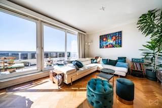 Just a stone’s throw from the Forest de Soignes, discover this exceptional inverted duplex penthouse of approximately ±113 sqm (EPC), ideally...