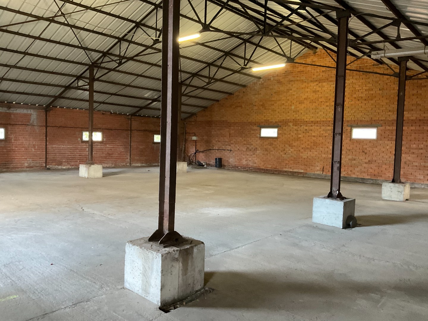 Ruime loods/opslagruimte (300 m²), gunstig gelegen te Lichtervelde - foto 4