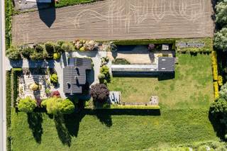Droomt u van een woning in een rustige omgeving, weg van alle drukte maar toch dichtbij tal van voorzieningen? Dan is deze woonst, gelegen vlakbij recreatiedomein de Gavers, precies wat u zoekt! <br /><br />U betreedt het terrein via een prachtige oprijlaan, geflankeerd door een verzorgde voortuin. Volledige privacy is gegarandeerd door de afgeschermde ligging. <br />Indeling: <br />Gelijkvloers: Bureau, aparte wc, berging, garage, ruime leefruimte met aansluitende keuken met schitterend zicht op de tuin. <br />Eerste verdieping: Vier slaapkamers, een badkamer met dressing en een zolderruimte voor extra stockage. <br />Dit pand beschikt ook nog over een volledige droge onderkeldering. <br />In de grote tuin is er nog een grote serre en garage die perfect dienst kan doen voor zelfstandige activeiten of extra stockage. <br />Gedurende de jaren zijn er altijd de nodige investeringen gedaan om het comfort en de duurzaamheid van de woning te verbeteren. Zo zijn alle ramen vervangen door hoogrendementsglas, zijn er zonnepanelen geïnstalleerd en beschikt de woning over een conforme elektriciteit. <br />Dankzij de centrale verwarming op gas alsook de plaatsing van zonnepanelen is er geen renovatieverplichting van toepassing. <br />Dit pand is voorzien van authentieke elementen wat zorgt voor veel charme en karakter. <br />Kom en ontdek de unieke charme en kwalitatieve materialen van deze woning! Bel Jordi 0477/32.61.53 voor een bezichtiging.