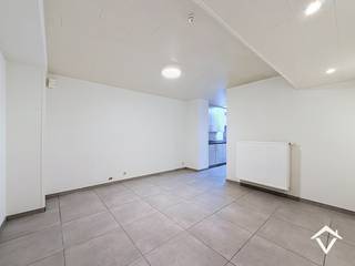 Deze woning is gelegen op een uiterst centrale ligging met een vlotte verbinding naar het stadscentrum, Rumbeke, vele voedingszaken etc. <br /><br />De indeling is als volgt: inkomhal - 2 aanpalende aparte badkamers - apart toilet - zij-ingang voor het eventueel plaatsen van fietsen - living - uitgeruste keuken met eiland - wasberging. <br />Verdiep 1: nachthal - 3 volwaardige slaapkamers. <br />Verdiep 2: nachthal - 2 slaapkamers - apart toilet met lavabo. <br /><br />Er is GEEN tuin of terras aanwezig. <br /><br />Troeven: <br />- Gunstig EPC<br />- Zonnepanelen aanwezig<br />- Centrale verwarming op aardgas<br /><br />Maximum voor 7 personen, zowel voor bewoning als domiciliëring.<br /><br />Bij interesse, gelieve enkel en alleen te reageren via het contactformulier. Wij contacteren u terug van zodra een bezoek mogelijk is.