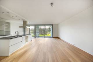 Vlakbij het centrum van Brasschaat, maar toch rustig en omringd door groen, vinden we dit lichtrijke appartement aan de Miksebaan met een uniek...