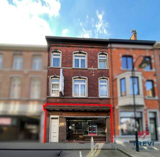 Idéalement situé en plein centre de Braine-le-Comte à seulement deux pas de la gare, beau rez-de-chaussée commercial offrant une excellente...
