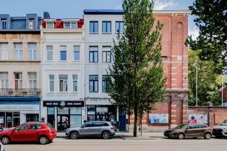 <p><span>Dit </span><span>lichtrijk appartement</span><span> te koop is gelegen op de 2de verdieping aan de Brederodestraat 117 vlakbij </span><span>'t Zuid in Antwerpen.</span><span> </span></p><p><span>Alle cafés, restaurants, supermarkten, winkels, mogelijkheden voor openbaar vervoer,... bevinden zich op enkele meters wandelen. </span></p><p><span>Goede </span><span>bereikbaarheid </span><span>naar invalswegen (A12 en E19).</span></p><p><span> </span></p><p><span>Het appartement heeft een oppervlakte van zo'n </span><span>76m²</span><span>, </span><span>2 ensuite slaapkamers </span><span>en een </span><span>lichte leefruimte.</span><span> </span></p><p><span> </span></p><p><span>Indeling</span></p><p><span>- gelegen op de 2de verdieping</span></p><p><span>- woonkamer en eetkamer</span></p><p><span>- gesloten ingerichte keuken</span></p><p><span>- slaapkamer 1 </span></p><p><span>- slaapkamer 2 </span></p><p><span>- badkamer met douche</span></p><p><span>- apart gastentoilet</span></p><p><span> </span></p><p><span>Algemeen gebouw</span></p><p><span>- goed onderhouden gebouw</span></p><p><span>- beschikbaar bij akte</span></p><p><span>- provisie 60 euro/maand </span></p><p><span>- elektrische installatie conform AREI</span></p><p><span>- centrale locatie in Antwerpen<br /><br /></span></p><p><span>Ben jij geïnteresseerd in dit appartement te koop in centrum Antwerpen, ben je op zoek naar ander vastgoed, een investering of wens je de waarde van jouw eigendom te kennen? Dan ben je bij BOLT immo aan het juiste adres! Wij helpen jou graag verder.</span></p><p><span> </span></p><p><span> </span></p>