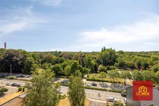 <p>Dit lichtrijke appartement van maar liefst 154 m² bevindt zich op de 7de verdieping en geniet van een panoramisch uitzicht over het stadspark van Aalst.</p><p>De eigendom omvat een ruime inkomhal, een bijzonder lichtrijke woonkamer met prachtig uitzicht, een afzonderlijk gastentoilet met lavabo en een extra salon dat naar wens kan worden ingericht als vierde slaapkamer, bureau, hobbyruimte of tweede zithoek. <br />Verder beschikt het appartement over een keuken, drie slaapkamers en twee badkamers.</p><p>Aan de leefruimte en keuken bevindt zich een terras met praktische berging. <br />Op niveau -1 beschikt het appartement bovendien over een extra privatieve berging.</p><p>Er is tevens de mogelijkheid om twee garageboxen aan te kopen, waarbij de dubbele garagebox wordt aangeboden aan €40.000 en de enkele garagebox aan €30.000.</p><p>Deze ruime en unieke eigendom biedt dankzij de royale oppervlakte, aangename indeling en uitzonderlijke ligging met zicht over het stadspark bijzonder veel potentieel. <br />Mits enkele opfrissingswerken kan hier een bijzonder comfortabel en stijlvol appartement worden gecreëerd.</p>
