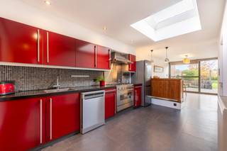 Op een uitstekende locatie, vlak bij het centrum en park van Kapellen, bevindt zich deze verrassend ruime woning met aangename tuin en...