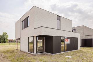In de ‘Eggerstraat’, net buiten de dorpskern van Oostmalle bouwt Danneels deze stijlvolle open bebouwing op het lot 13. Het perceel is 605 m² groot en is rustig gelegen centraal in de nieuwe buurt.<br /><br />Deze vrijstaande woning in moderne bouwstijl heeft een doordachte indeling. Met o.m. een lichtrijke open ingedeelde leefruimte, met een overdekt terras annex, een volledig ingerichte keuken, 4 mooie slaapkamers, 2 badkamers, dressingruimte in de master, een garage, oprit, terras én een mooie omheinde tuin. <br /><br />De woning wordt heel energiezuinig en is uitgerust met een geothermische warmtepomp, vloerverwarming, zonnepanelen en een ventilatiesysteem met warmterecuperatie. <br /><br /><span>We werken jouw nieuwe thuis sleutel-op-de-deur voor je af. Jij kiest jouw keuken- en badkamerinrichting, de vloer- en wandtegels uit bij onze projectpartners. Onze klantenbegeleider staat voor je klaar tijdens het hele realisatietraject. </span>