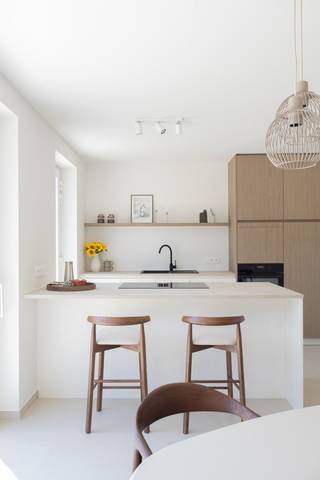 Op een steenworp van het centrum van Wingene realiseert Hectaar een alleenstaande nieuwbouwwoning op een ruim perceel van 872,24m². Dankzij de combinatie van een doordachte indeling en een aangename lichtrijke leefruimte geniet je hier van optimaal wooncomfort. De woning wordt uitgerust met een lucht-water warmtepomp in combinatie met vloerverwarming.<br />Je krijgt de mogelijkheid om de afwerking volledig naar eigen smaak te personaliseren via onze partnerleveranciers. Zo wordt jouw nieuwe huis helemaal jouw nieuwe thuis. <br /><br /><strong>Indeling van de woning:</strong><br />Gelijkvloers: inkomhal met gastentoilet, aangename leefruimte met open keuken en een inpandige garage <br />1e verdieping: 3 ruime slaapkamers, apart toilet en badkamer uitgerust met bad, douche en dubbel lavabomeubel <br />Het zolderverdiep wordt niet volledig afgewerkt, maar is bereikbaar via een vaste trap en biedt de mogelijkheid om later verder af te werken volgens jouw eigen wensen. <br /><br /><strong>Extra troeven: </strong>
<ul>
	<li>Aanpalend agrarisch gebied (427m²)</li>
	<li>Vloerverwarming in combinatie met lucht-water warmtepomp</li>
	<li>3 slaapkamers</li>
	<li>Inpandige garage</li>
	<li>Zonnig tuin voorzien van omheining </li>
</ul>
Interesse? Neem contact met ons op of plan een afspraak in op ons kantoor te Roeselare.